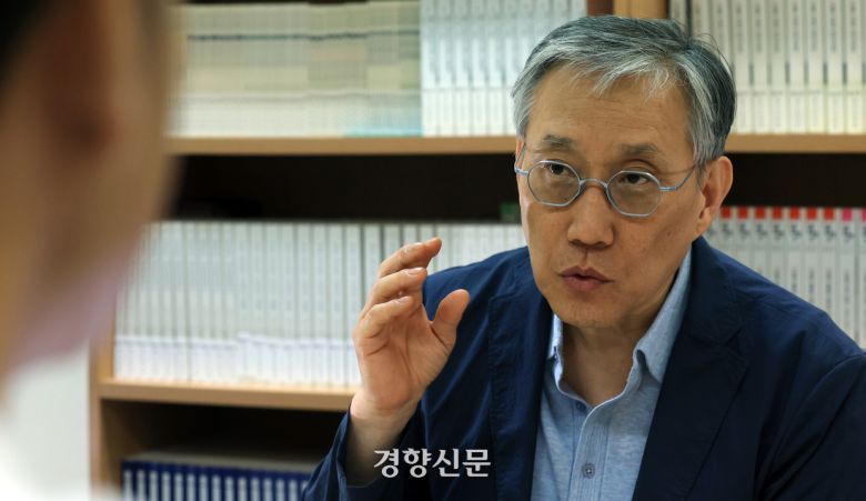 남기정 서울대학교 일본연구소 교수가 지난 16일 서울대 국제대학원 연구실에서 ‘한일 국교 정상화 60년’과 관련해 인터뷰를 하고 있다. 서성일 선임기자