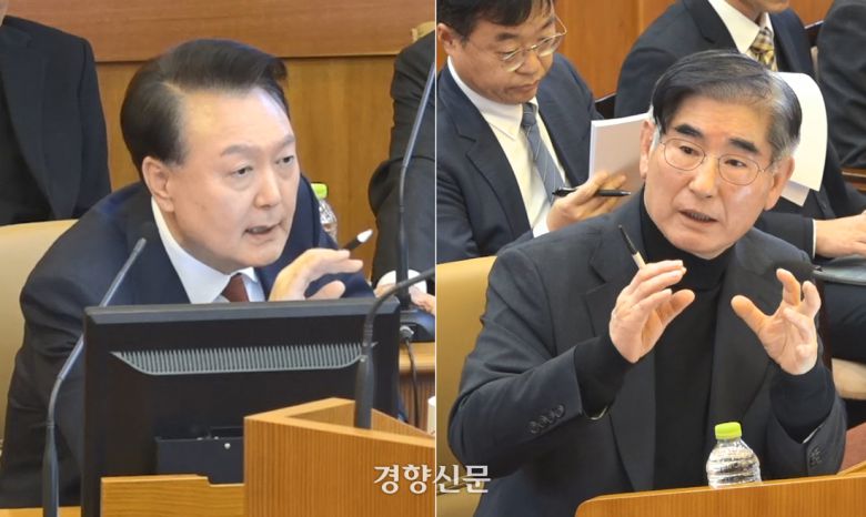윤석열 전 대통령이 지난 1월23일 서울 종로구 헌법재판소에서 열린 본인의 탄핵심판 4차변론에서 증인으로 출석한 김용현 전 국방부 장관에게 직접 증인신문을 하자(사진 왼쪽), 김 전 장관이 답변하고 있다.  헌법재판소 제공