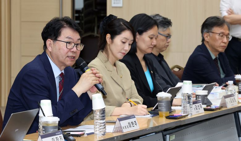 이한주 국정기획위원회 위원장(왼쪽)이 19일 정부세종컨벤션센터에서 열린 사회1분과의 고용노동부 업무보고에서 발언하고 있다. 연합뉴스