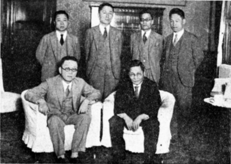 1932년 경성 고급식당 천향원에서 열린 연회 참석자들. 오른쪽 소파에 앉아 있는 사람이 야마모토 사네히코, 왼쪽은 동아일보 사장 송진우이다. 푸른역사 제공