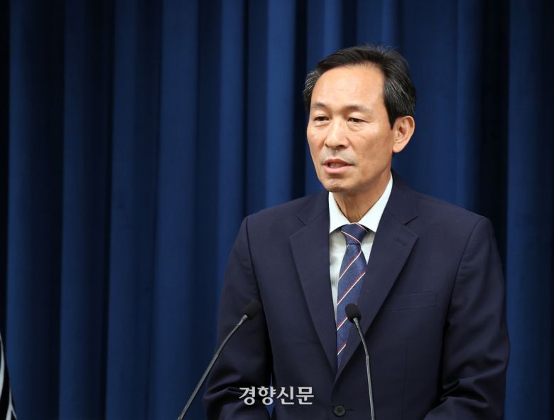 우상호 대통령실 정무수석이 19일 용산 대통령실 청사에서 브리핑하고 있다. 김창길 기자