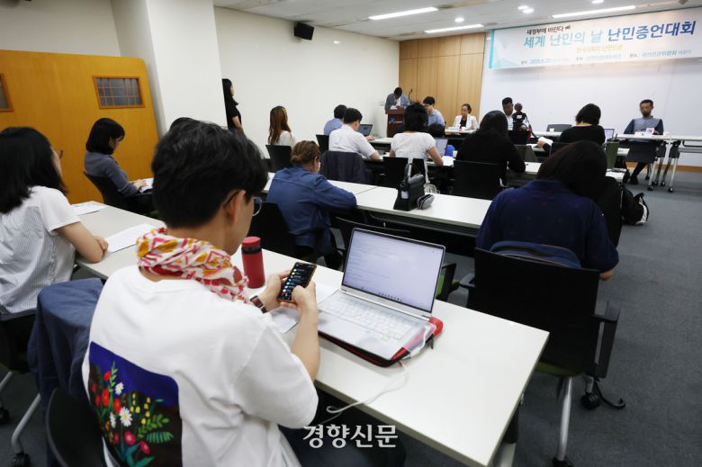 난민인권네트워크 소속 난민들이 20일 서울 중구 국가인권위원회 배움터에서 현실을 알리고 새정부에게 권리 보호를 요구하는 증언대회를 하고 있다. 한수빈 기자