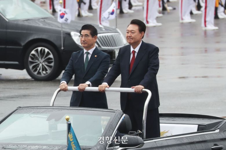지난해 10월1일 경기 성남 서울공항에서 열린 건군 76주년 국군의날 기념식에서 윤석열 전 대통령이 김용현 전 국방부 장관과 사열하고 있다. 한수빈 기자