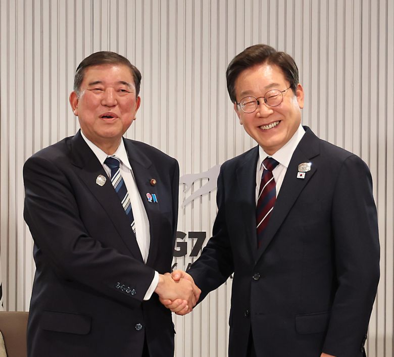 <한·일 관계 ‘청신호’> 이재명 대통령이 17일(현지시간) 캐나다 앨버타주 캐내내스키스 주요 7개국(G7) 정상회의장에서 열린 한·일 정상회담에서 이시바 시게루 일본 총리와 기념촬영을 하고 있다. 김창길 기자