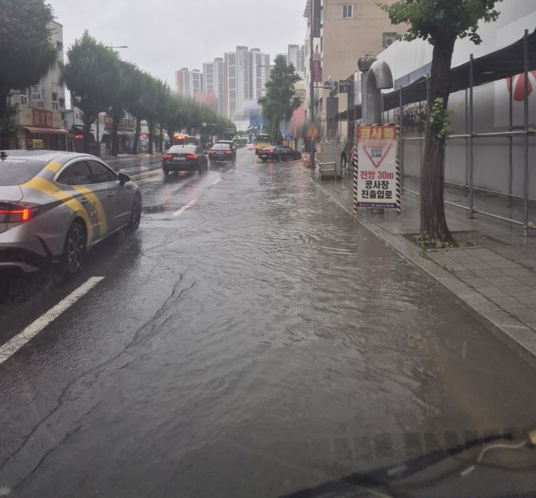 정체전선이 남하해 폭우가 쏟아지는 21일 오전 광주 동구 금남로 한 도로가 빗물에 잠겨있다. 광주 동구 제공
