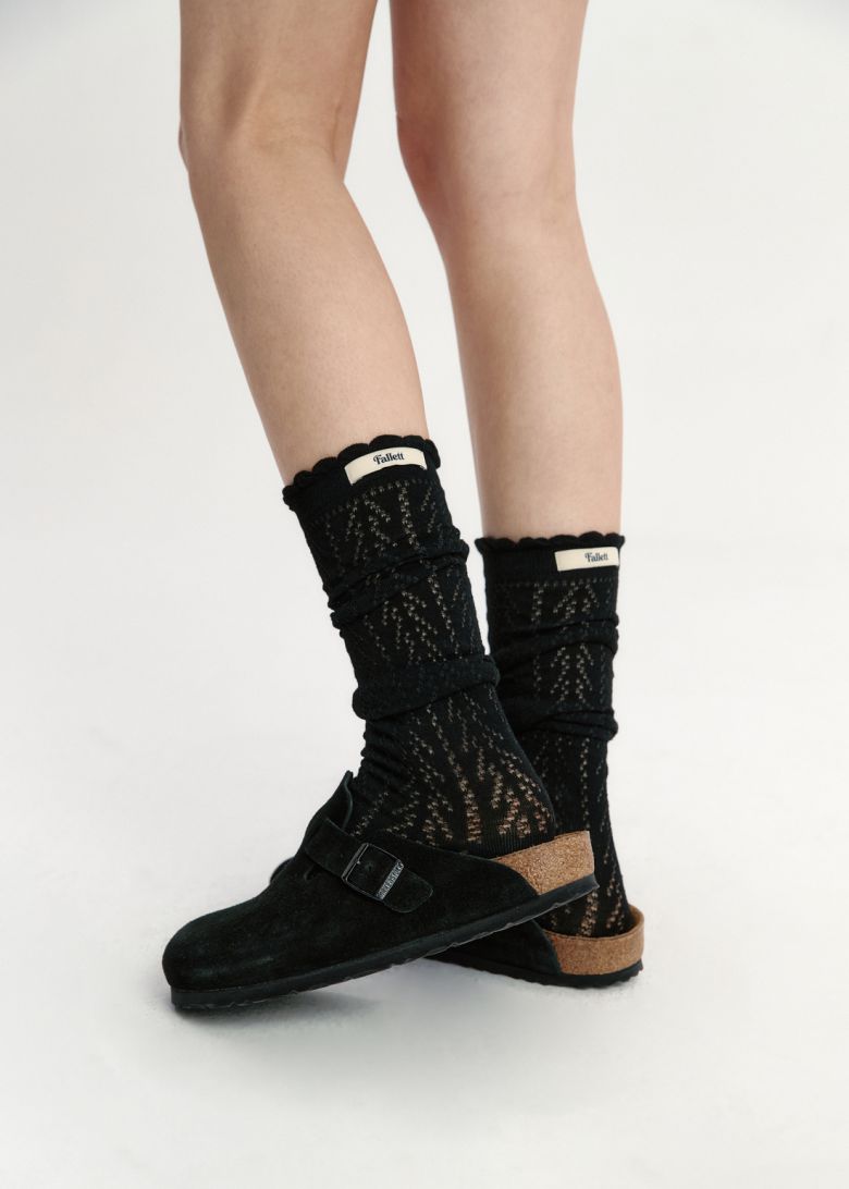 단정한 구두에는 스트라이프 양말을, 플랫 슈즈에는 레이스 양말을 더하면 고풍스러우면서도 유쾌한 포인트가 된다. 팔렛 제공