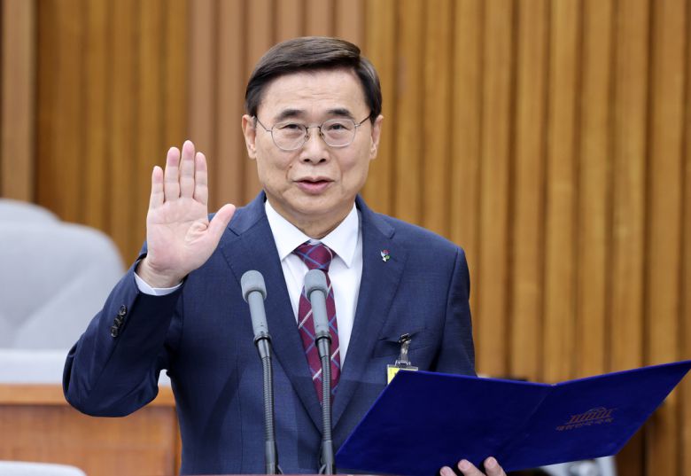 <이재명 정부 첫 인사청문회> 이종석 국가정보원장 후보자가 19일 국회 정보위원회에서 열린 인사청문회에서 선서하고 있다. 이재명 정부의 고위직 대상 첫 인사청문회다. 박민규 선임기자