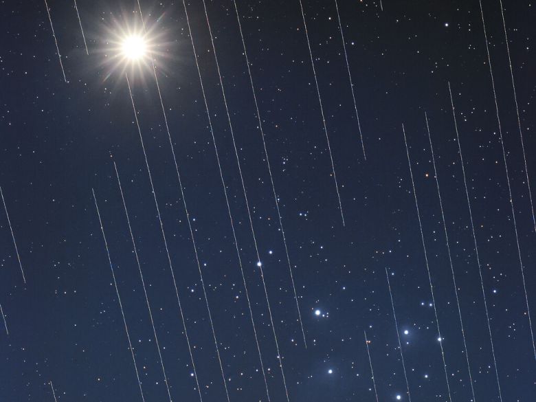2021년 독일 상공에서 찍은 밤하늘 사진. 사진 전체에 그어져 있는 직선은 스타링크 용도 위성이 지구 궤도를 돌며 만든 궤적이다. 밤하늘 사진에 이렇게 인공 물체가 찍히면 천체 관측 자료로서의 가치가 떨어진다. 국제천문연맹(IAU) 제공