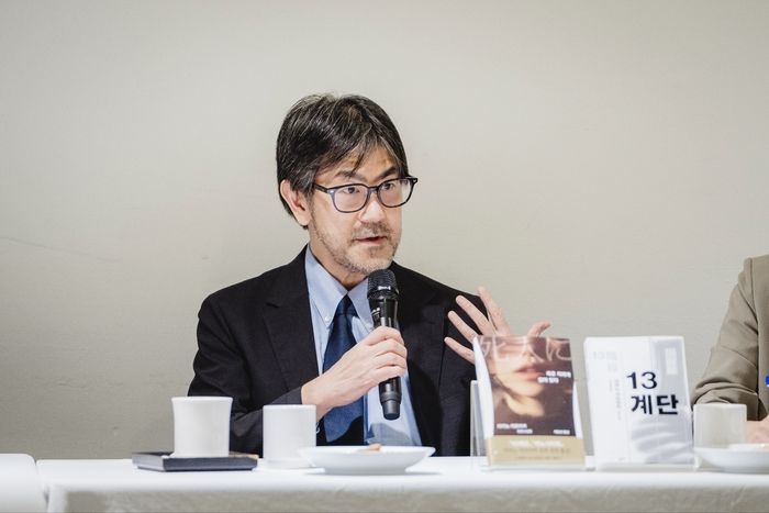 작가 타카노 가즈아키가 20일 서울 광화문 달개비에서 인터뷰하고 있다. 황금가지 제공
