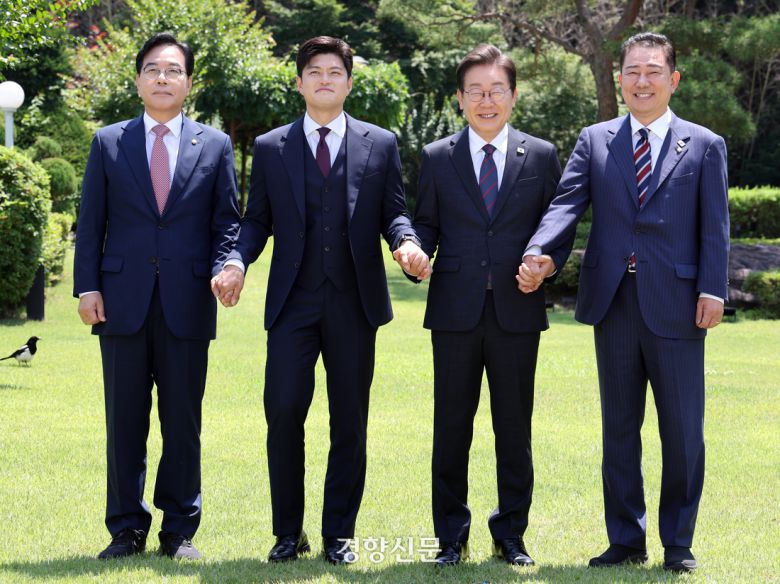 이재명 대통령이 22일 서울 한남동 관저에서 열린 여야 지도부 오찬 회동에서 기념촬영하고 있다. 왼쪽부터 국민의힘 송언석 원내대표와 김용태 비상대책위원장, 이 대통령, 김병기 더불어민주당 대표 직무대행 겸 원내대표. 대통령실사진기자단