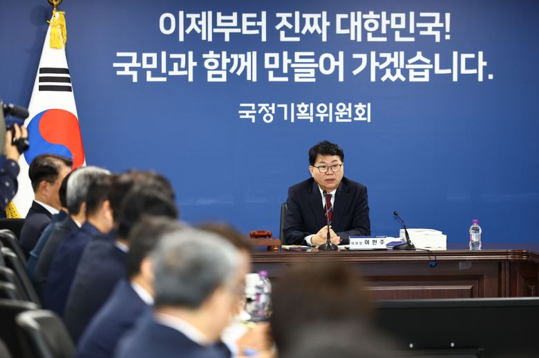 이한주 국정기획위원회 위원장이 6월 16일 정부서울청사 창성동 별관에서 열린 1차 전체 회의에서 발언하고 있다. 연합뉴스