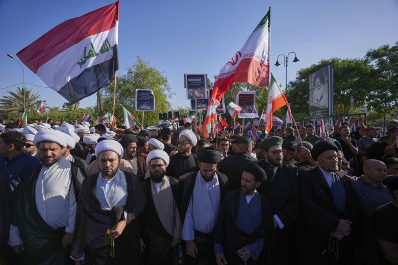 이라크의 시아파 성직자들이 21일(현지시간) 이란 국기를 흔들면서 이란에 대한 연대를 표하고 있다. AP연합뉴스