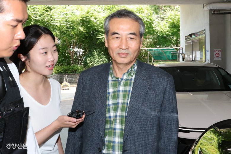 민중기 특검, 휴일에도 출근 윤석열 전 대통령 배우자 김건희 여사 관련 의혹을 수사하는 민중기 특별검사가 22일 서울 서초동에 마련된 임시 사무실을 나서며 취재진의 질문을 받고 있다. 이날 민 특검과 특검보들은 수사 개시에 앞서 사무실 준비와 인력 충원 등 준비 상황을 논의했다. 성동훈 기자