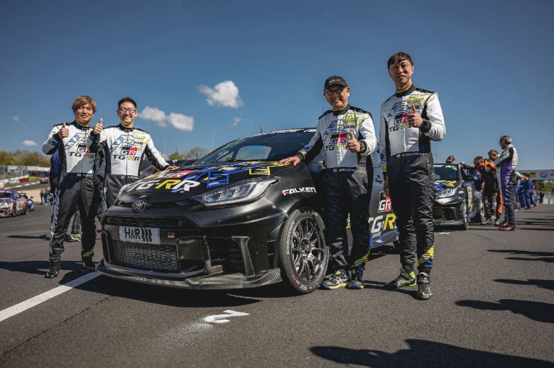 6년 만에 뉘르부르크링 24시 내구 레이스에 도전한 도요타 가주 루키 레이싱팀. 오른쪽에서 두 번째가 도요타의 도요다 아키오 회장이다. 도요타코리아 제공