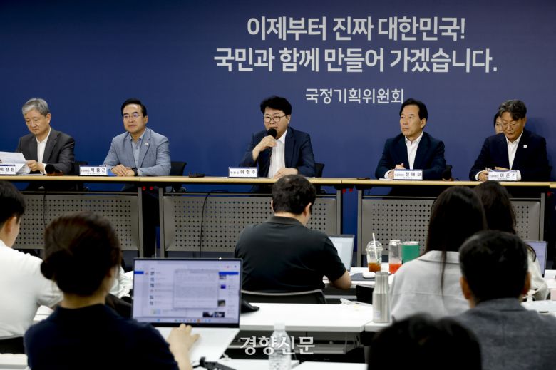 이한주 국정기획위원회 위원장이 22일 서울 정부서울청사 창성동 별관에서 열린 기자간담회에서 발언하고 있다. 문재원 기자