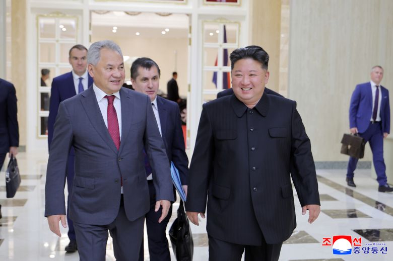 김정은 북한 국무위원장이 지난 17일 세르게이 쇼이구 러시아 국가안보회의 서기를 접견했다고 조선중앙통신이 18일 보도했다. 연합뉴스