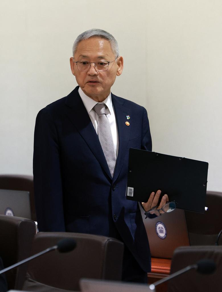 유인촌 문화체육관광부 장관이 지난 5일 서울 용산 대통령실에서 열린 국무회의에 참석하고 있다. 대통령실통신사진기자단