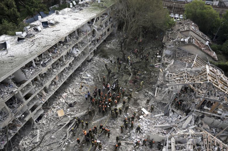 구조대원과 소방관들이 22일(현지시간) 이스라엘 텔아비브에서 이란에서 발사된 미사일 직접 공격 현장을 구조대원과 소방관들이 수습하고 있다. AP연합뉴스