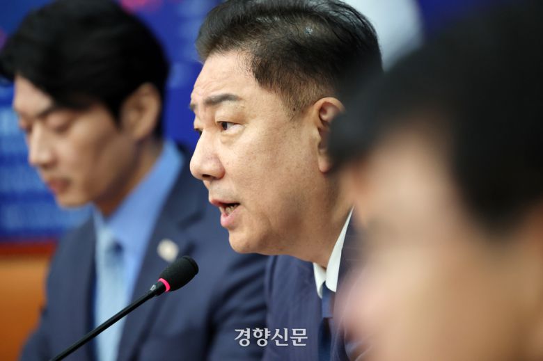 김병기 더불어민주당 대표 직무대행 겸 원내대표(가운데)가 지난 20일 국회에서 열린 최고위원회의에서 발언하고 있다. 박민규 선임기자