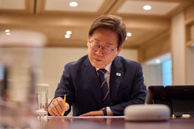이재명 대통령이 23일 용산 대통령실 집무실에서 프라보워 수비안토 인도네시아 대통령과 취임 후 첫 전화 통화(블루투스 스피커)를 하고 있다. 대통령실 제공