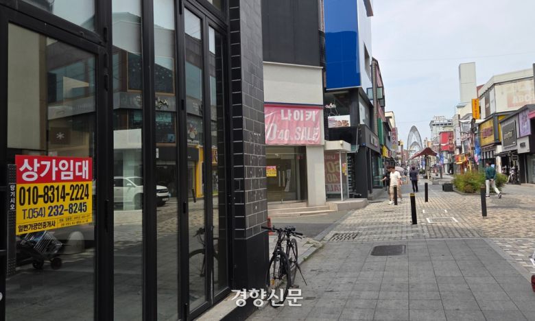 포항의 명동이라 불리는 포항시 북구 대흥동 중앙상가에 지난 17일 임대 안내문이 붙어있다. 한국부동산원에 따르면 중앙상가의 집합상가 공실률은 최대 40%로 전국평균(10.3%)을 크게 웃돈다. 김현수 기자