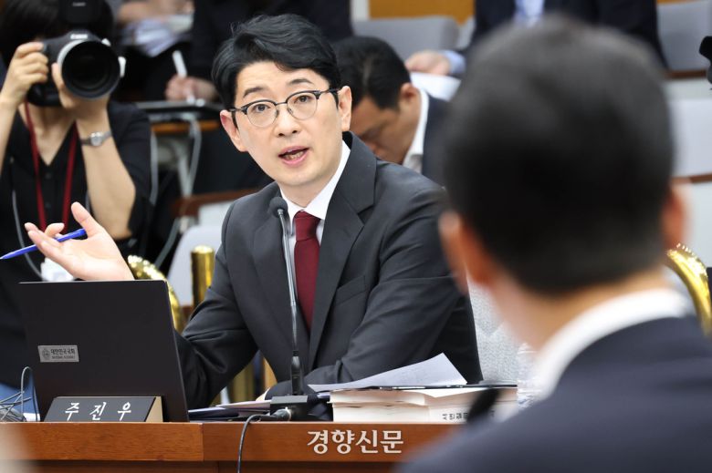 주진우 국민의힘 의원이 24일 국회에서 열린 국무총리 인사청문회 김민석 후보자에게 질의하고 있다. 성동훈 기자