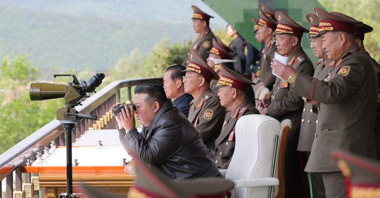 김정은 북한 국무위원장이 지난 5월 인민군 훈련일군(간부)대회 강습체계 안에서 진행되는 병종별 전술종합훈련을 참관하고 있다. 연합뉴스