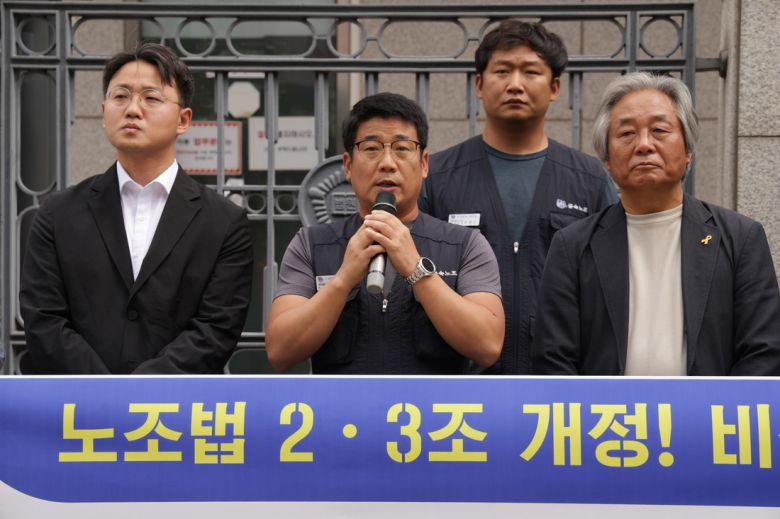 금속노조 현대제철비정규직지회가 24일 인천지방법원 앞에서 기자회견을 열고 현대제철이 지회를 상대로 청구한 200억원 손해배상 청구 소송 1심 선고에 대한 입장을 밝히고 있다. 금속노조 제공