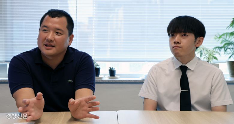 강성국 정보공개센터 활동가(왼쪽)와 송민섭 장애인차별금지추진연대 활동가가 지난 12일 서울 마포구 투명사회를위한정보공개센터 회의실에서 법원의 판결문 공개 확대 필요성 등에 관해 인터뷰를 하고 있다. 서성일 선임기자