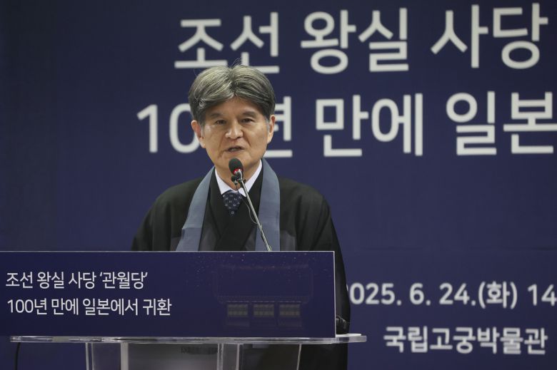 사토 다카오 고토쿠인 주지가 24일 서울 종로구 국립고궁박물관에서 열린 ‘조선 왕실 사당 관월당, 100년 만에 일본에서 귀환’ 언론공개회에서 관월당 귀환의 소회를 밝히고 있다.     연합뉴스