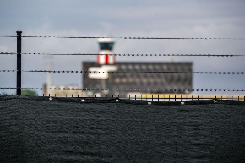 24일(현지시간) 네덜란드에서 개막하는 나토 정상회의를 앞두고 로테르담 헤이그 공항 활주로의 시야를 차단하기 위해 펜스에 천이 걸려있다. EPA연합뉴스
