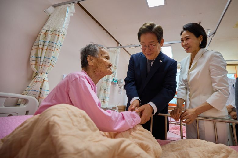 이재명 대통령과 배우자 김혜경 여사가 26일 전남 고흥군 국립소록도병원을 방문해 한센인 환자를 위로하고 있다. 대통령실 제공