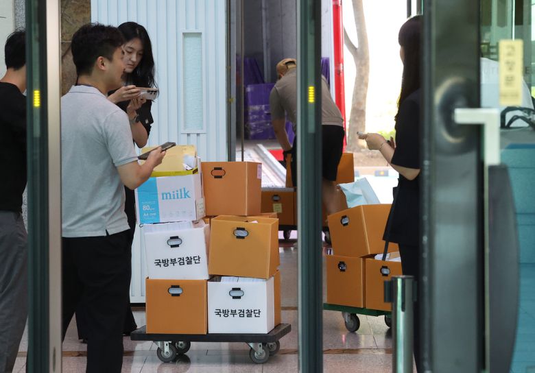 지난 23일 서울 서초구 서울고검에서 관계자들이 내란 사건 관련 자료를 옮기고 있다. 연합뉴스
