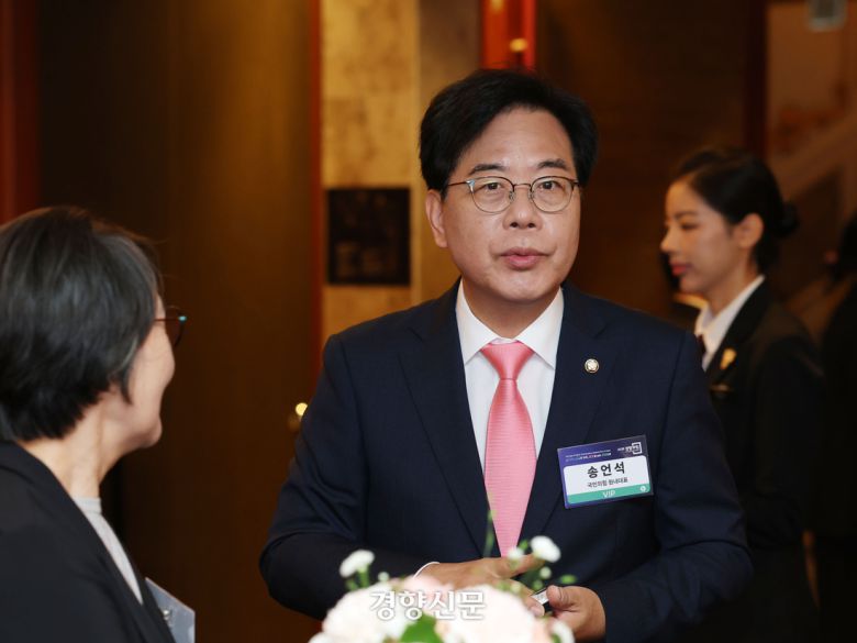 송언석 국민의힘 원내대표가 25일 서울 중구 롯데호텔에서 열린 <2025 경향포럼>에 참석해 차담을 하고 있다. 권도현 기자
