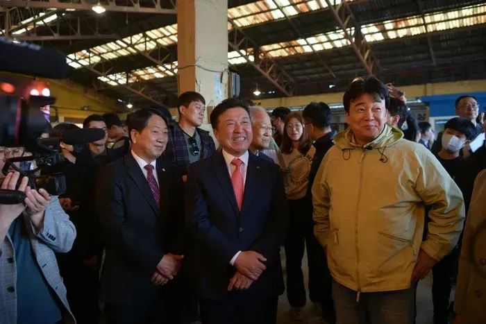 최재구 충남 예산군수(가운데)와 백종원 더본코리아 대표(오른쪽) 등이 2023년 4월1일 재개장한 충남 예산시장을 살펴보고 있다. 충남 예산군 제공