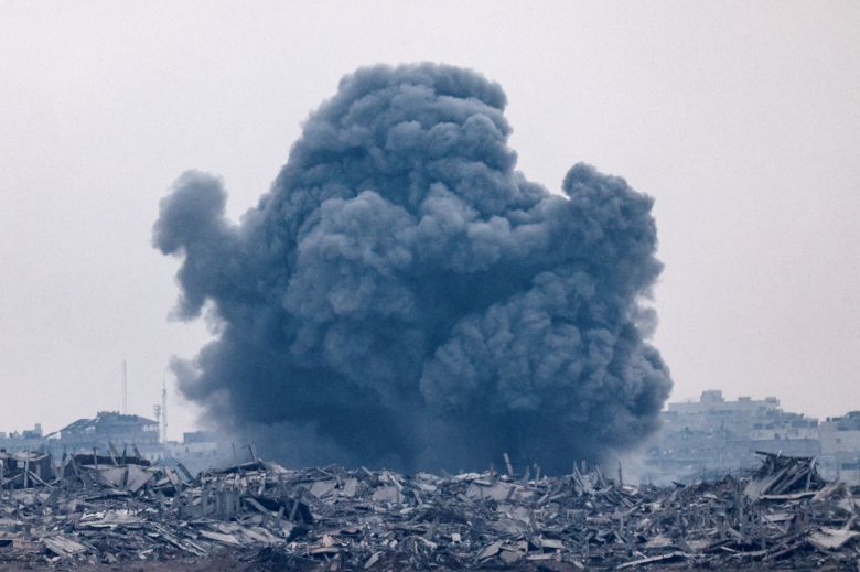 지난 10일(현지시간) 이스라엘 쪽 국경에서 바라본 가자지구에서 폭발 후 연기가 피어오르고 있다. 로이터연합뉴스