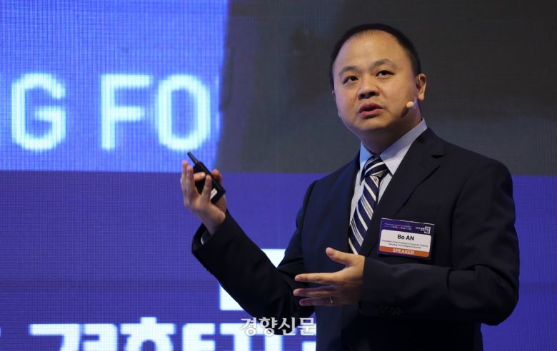 보안 싱가포르 난양공대 컴퓨터과확과 석좌교수가 강연을 하고 있다 . 2025.6.25 권도현 기자