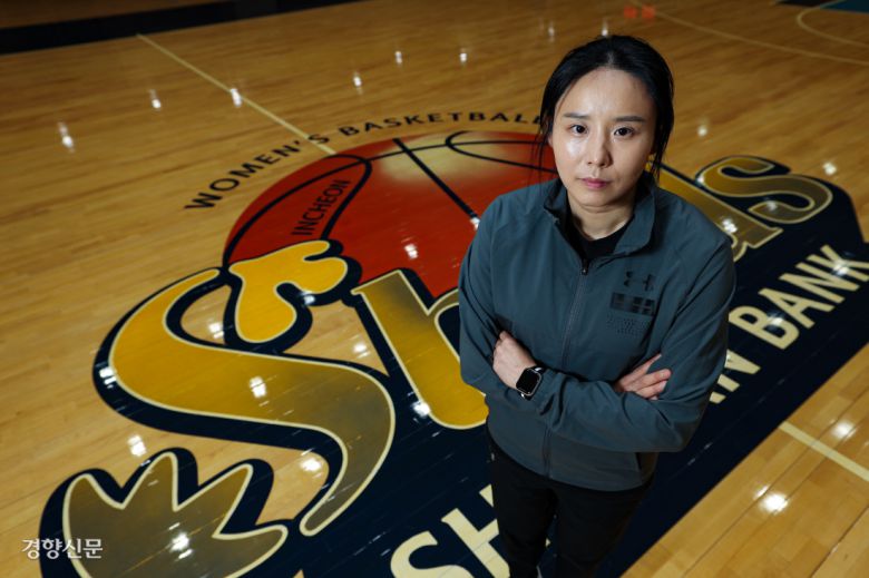 호락호락하지 않을걸? 여자프로농구 인천 신한은행 최윤아 감독이 지난 24일 경기 용인 신한은행 블루캠퍼스에서 경향신문과 인터뷰하며 신한은행의 반전을 다짐하고 있다. 용인 | 권도현 기자