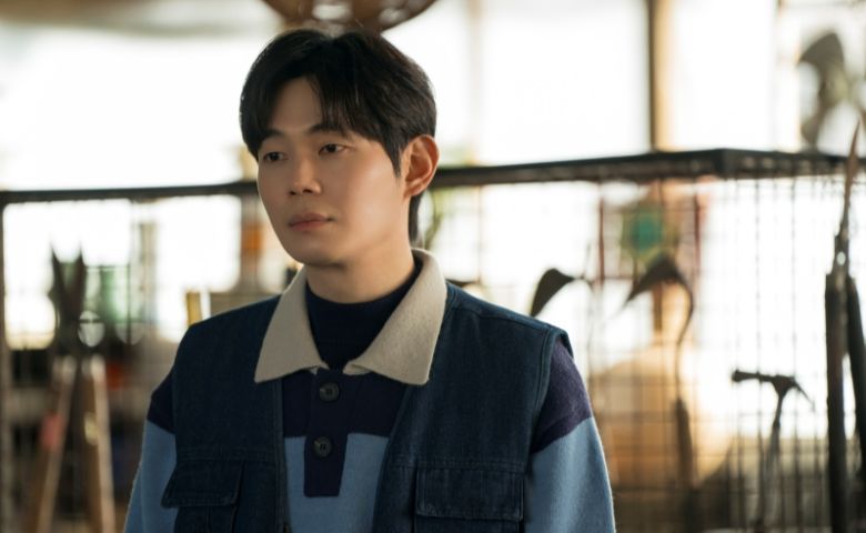 tvN <미지의 서울> 속 미래가 미지인 척 일하게 되는 딸기밭의 농장주 세진(류경수). tvN 제공