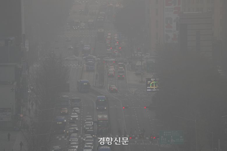 초미세먼지 주의보가 발령된 서울 종로구 도심 일대. 문재원 기자