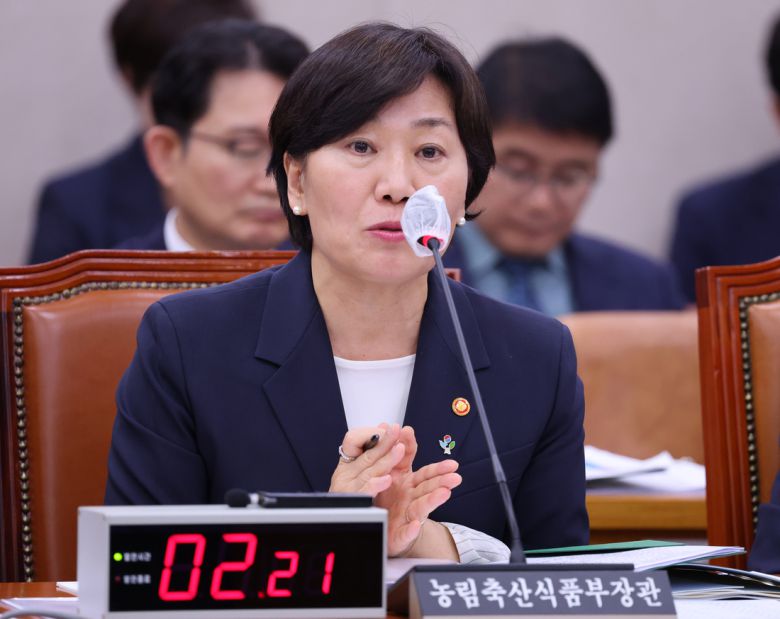 송미령 농림축산식품부장관이 지난 25일 국회에서 열린 농해수위 전체회의에서 의원 질의에 답하고 있다. 박민규 선임기자