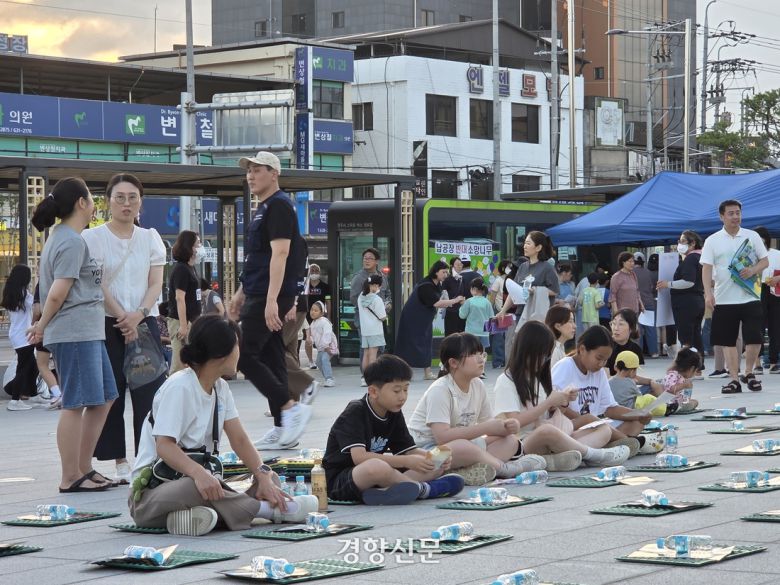 경북 영주시 영주역 광장에서 26일 시민과 아이들이 납 폐기물 재활용 공장 설립을 반대하는 집회에 참여하고 있다. 김현수 기자