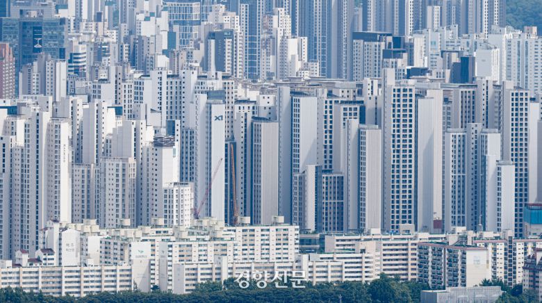 서울 집값 상승세가 ‘한강 벨트’(마포·성동·강동·광진·동작·성동·영등포)를 따라 확산하고 있다. 15일 한국부동산원의 주간 아파트 매매가격지수에 따르면 서울 강남·서초·송파·마포·용산·성동·양천 7개 구 아파트값이 매주 고가를 새로 쓰고 있다. 사진은 이날 남산에서 바라 본 서울 강남 일대 아파트 단지 모습. 2025.06.15 문재원 기자