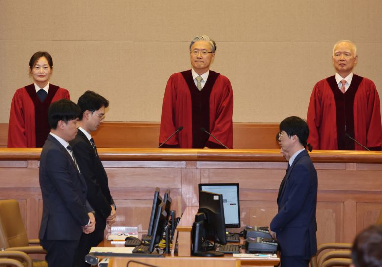27일 서울 종로구 헌법재판소 대심판정에서 재판관들이 6월 심판사건 선고를 위해 입장하고 있다. 연합뉴스