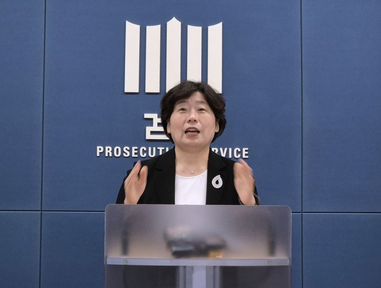 12·3 불법계엄 사태를 수사하는 조은석 내란 특검팀의 박지영 특검보가 지난 24일 서울 서초구 서울고등검찰청 기자실에서 윤석열 전 대통령에 대해 특수공무집행방해 혐의 등으로 체포영장을 전격 청구했다는 내용을 브리핑하고 있다. 연합뉴스