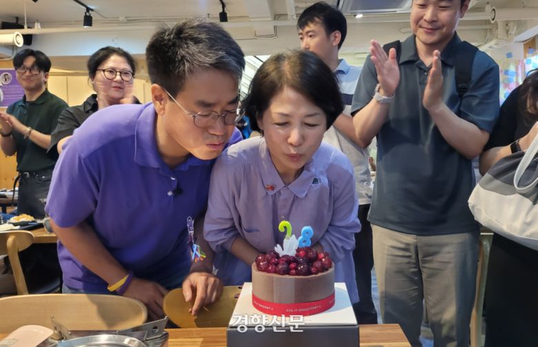 이태원 참사 희생자 이상은씨의 스물여덟 번째 생일을 맞아 열린 식사 나눔에서 상은씨의 부모님 이성환씨(59), 강성이씨(55)가 케이크의 촛불을 불고 있다. 백민정 기자