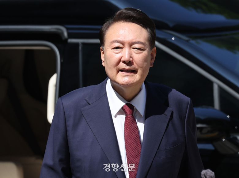 윤석열 전 대통령이 23일 오전 서울 서초구 서울중앙지법에서 내란 우두머리 혐의 사건 8차 공판에 출석하고 있다. 사진공동취재단