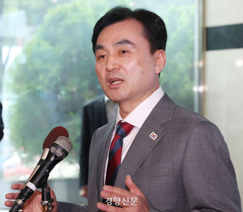안규백 국방부 장관 내정자가 27일 서울 용산구 육군회관으로 출근하며 취재진의 질문에 답하고 있다. 정효진 기자