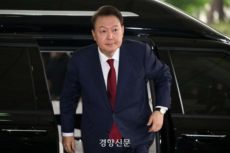 윤석열 전 대통령이 내란 특검 조사를 위해 28일 서울 서초구 서울고검에 출석하고 있다. 정효진 기자