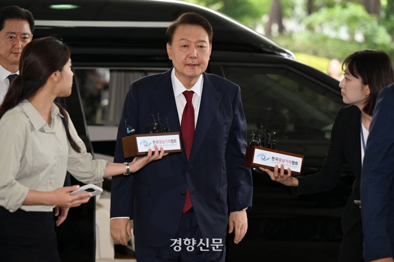 윤석열 대통령이 내란 특검 조사를 위해 28일 서울 서초구 서울고검에 출석하고 있다. 정효진 기자